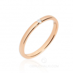 Узкое обручальное кольцо для девушки с круглым бриллиантом  фото