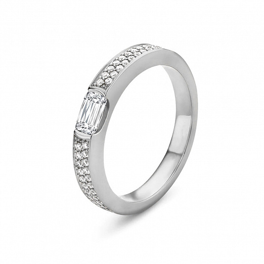 Обручальное кольцо из платины с бриллиантом огранки эмеральд и бриллиантовой дорожкой на заказ фото