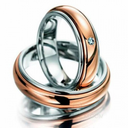 Обручальные кольца комбинированные с бриллиантом  фото