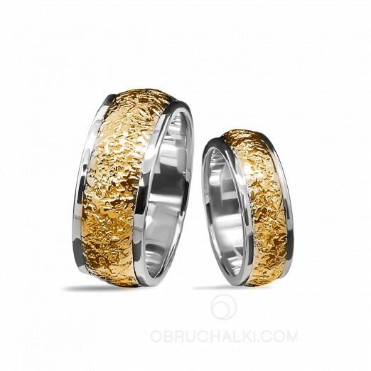 Обручальные комбинированные кольца с граненой поверхностью с бриллиантом на заказ фото