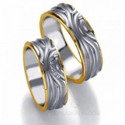Широкие обручальные кольца с фактурной поверхностью и бриллиантами фото