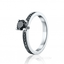 Помолвочное кольцо с черным круглым бриллиантом и дорожкой из черных бриллиантов   фото
