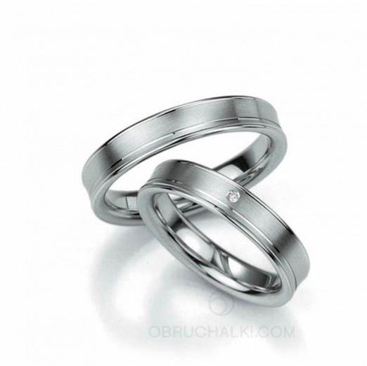 Парные свадебные кольца с гравированными линиями и бриллиантом  на заказ фото
