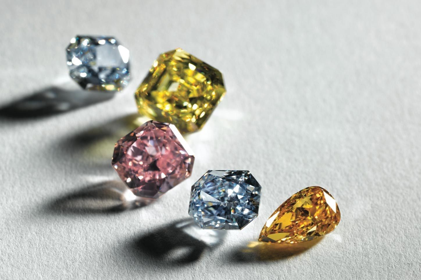 10 самоцветов. Цветные бриллианты. Фантазийные бриллианты. Разноцветные Алмазы. Цветные камни бриллианты.