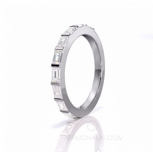 Обручальное кольцо дорожка из белого золота с бриллиантами прямоугольной огранки багет BAGUETTE SHINY CIRCLE на заказ фото