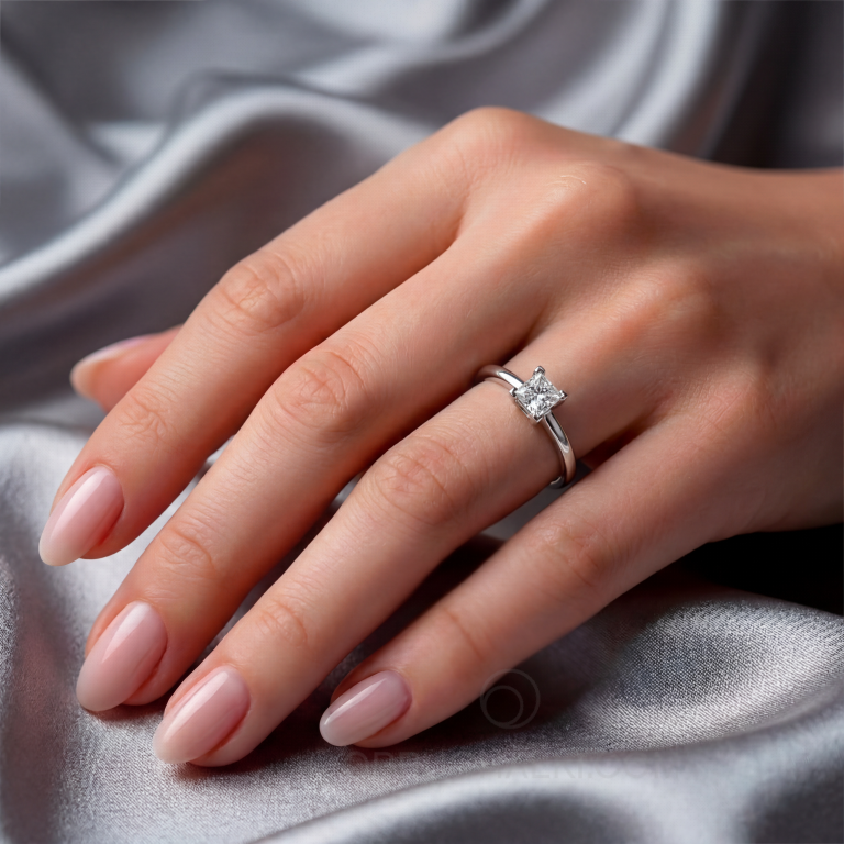 Золотое помолвочное кольцо с квадратным бриллиантом огранки принцесса SOFT FIANCÉE PRINCESS