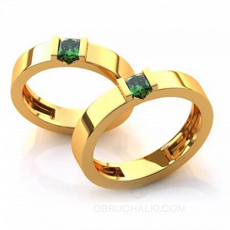 Гладкие обручальные кольца с изумрудами на заказ из белого и желтого золота, серебра, платины или своего металла
