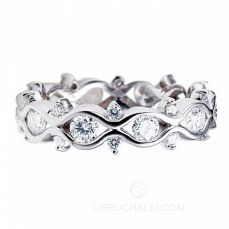 Красивое тонкое обручальное кольцо с крупными бриллиантами  на заказ фото