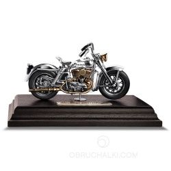 Модель мотоцикла Harley Davidson из серебра  фото