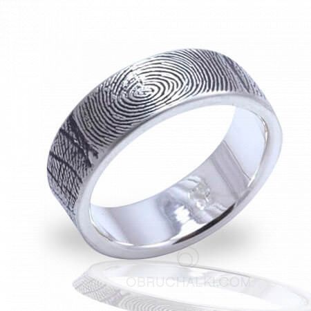 Необычное обручальное кольцо с внешним черненым отпечатком пальца на заказ фото
