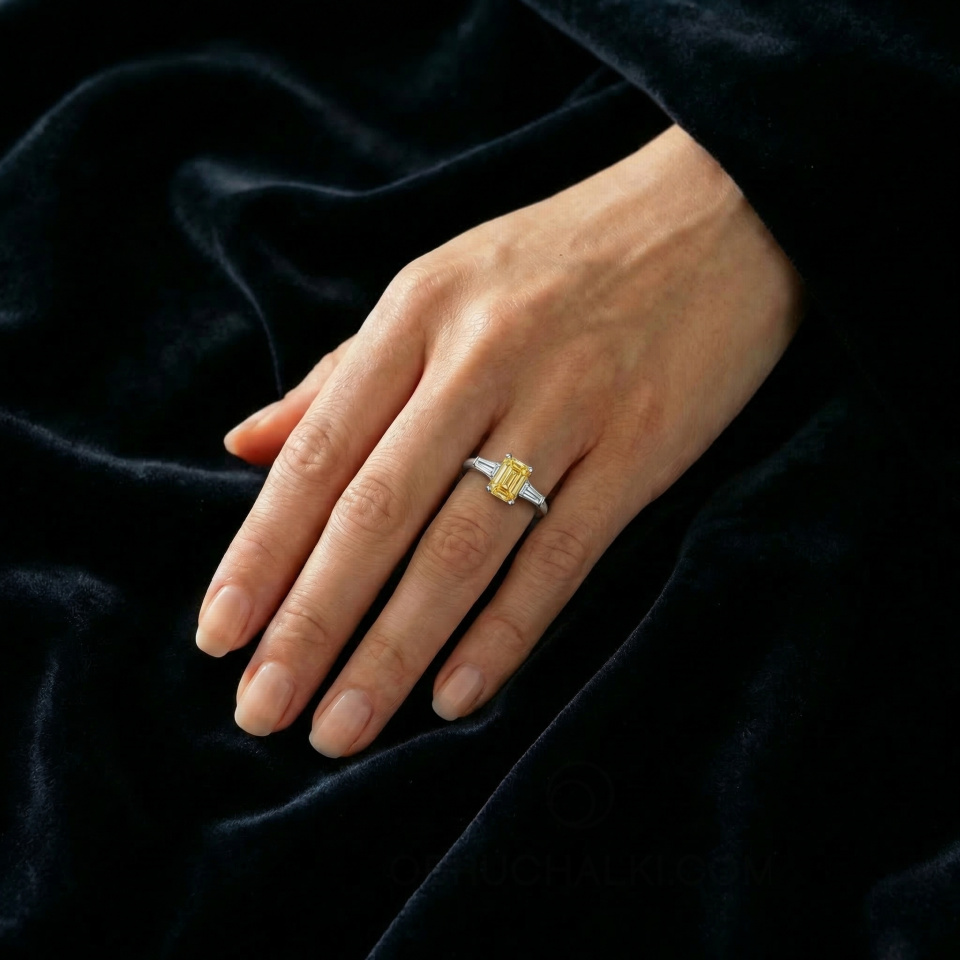 Помолвочное кольцо из белого золота с тремя бриллиантами EMERALD TRAPZ YELLOW