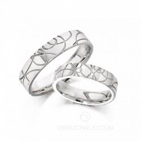 Красивые узкие обручальные кольца с гравированным орнаментом  на заказ фото