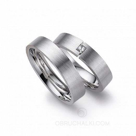 Обручальные кольца с необычным бриллиантом MAGNETIC на заказ фото