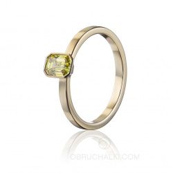 Помолвочное кольцо из желтого золота с желтым бриллиантом огранки эмеральд FAMILY RELIC фото