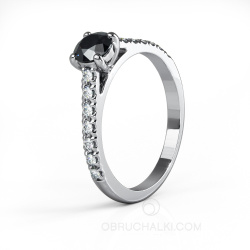 Помолвочное кольцо из платины с черным и белыми бриллиантами фото