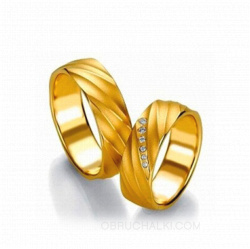 Матовые обручальные кольца с необычным дизайном и бриллиантами  фото