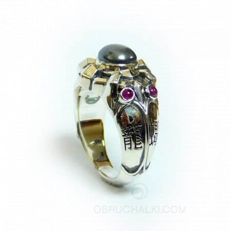 Мужское кольцо с иероглифами и рубинами и гематитом на заказ фото 3
