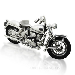 Серебряная модель мотоцикла Harley Davidson фото