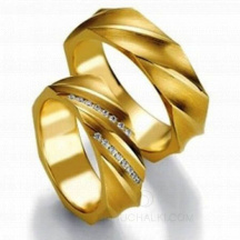 Необычные обручальные кольца с фактурной поверхностью и бриллиантами  фото