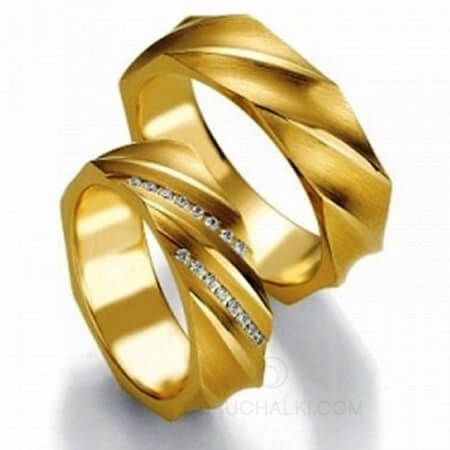 Необычные обручальные кольца с фактурной поверхностью и бриллиантами  на заказ фото