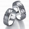 Матовые обручальные кольца с рельефной поверхностью и бриллиантами INTERPLAY на заказ фото
