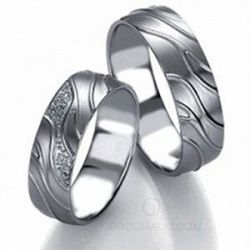 Матовые обручальные кольца с рельефной поверхностью и бриллиантами INTERPLAY фото
