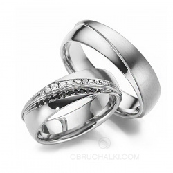Платиновые парные обручальные кольца с черными и белыми бриллиантами фото