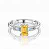 Помолвочное кольцо из белого золота с тремя бриллиантами EMERALD TRAPZ YELLOW
