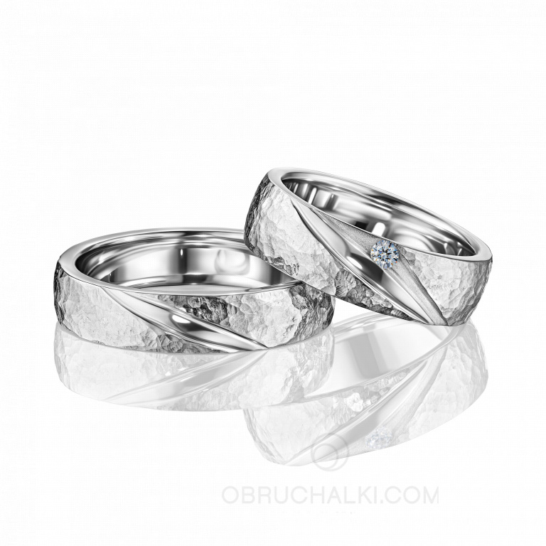 Обручальные кольца из платины FORGED DIAGONAL