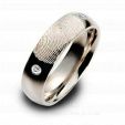 Гладкое классическое свадебное кольцо с отпечатком пальца и бриллиантами на заказ фото