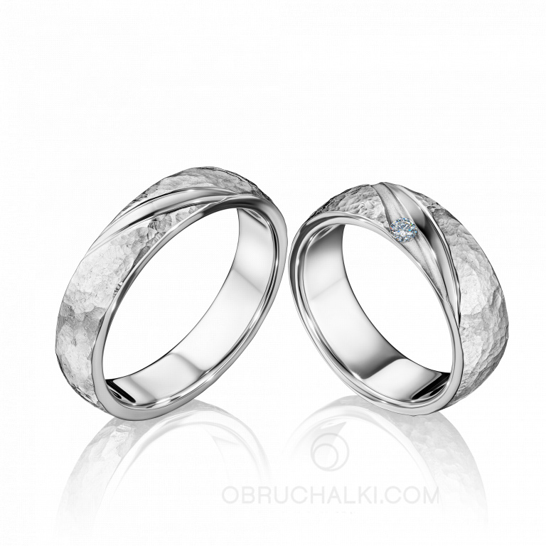Обручальные кольца из платины FORGED DIAGONAL