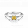 Помолвочное кольцо из золота с тремя бриллиантами AURORA YELLOW