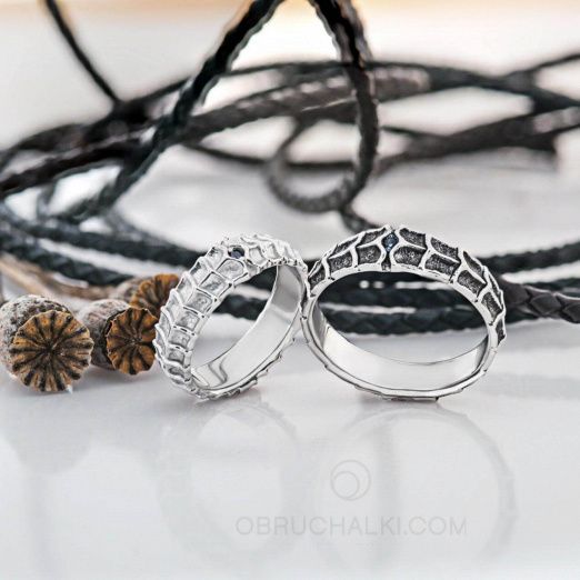 Необычные обручальные кольца с черным бриллиантом REPTILE на заказ фото 4