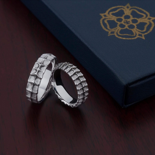 Необычные обручальные кольца с черным бриллиантом REPTILE на заказ фото 5