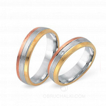 Свадебные кольца трех цветов с матовым покрытием и бриллиантом  фото