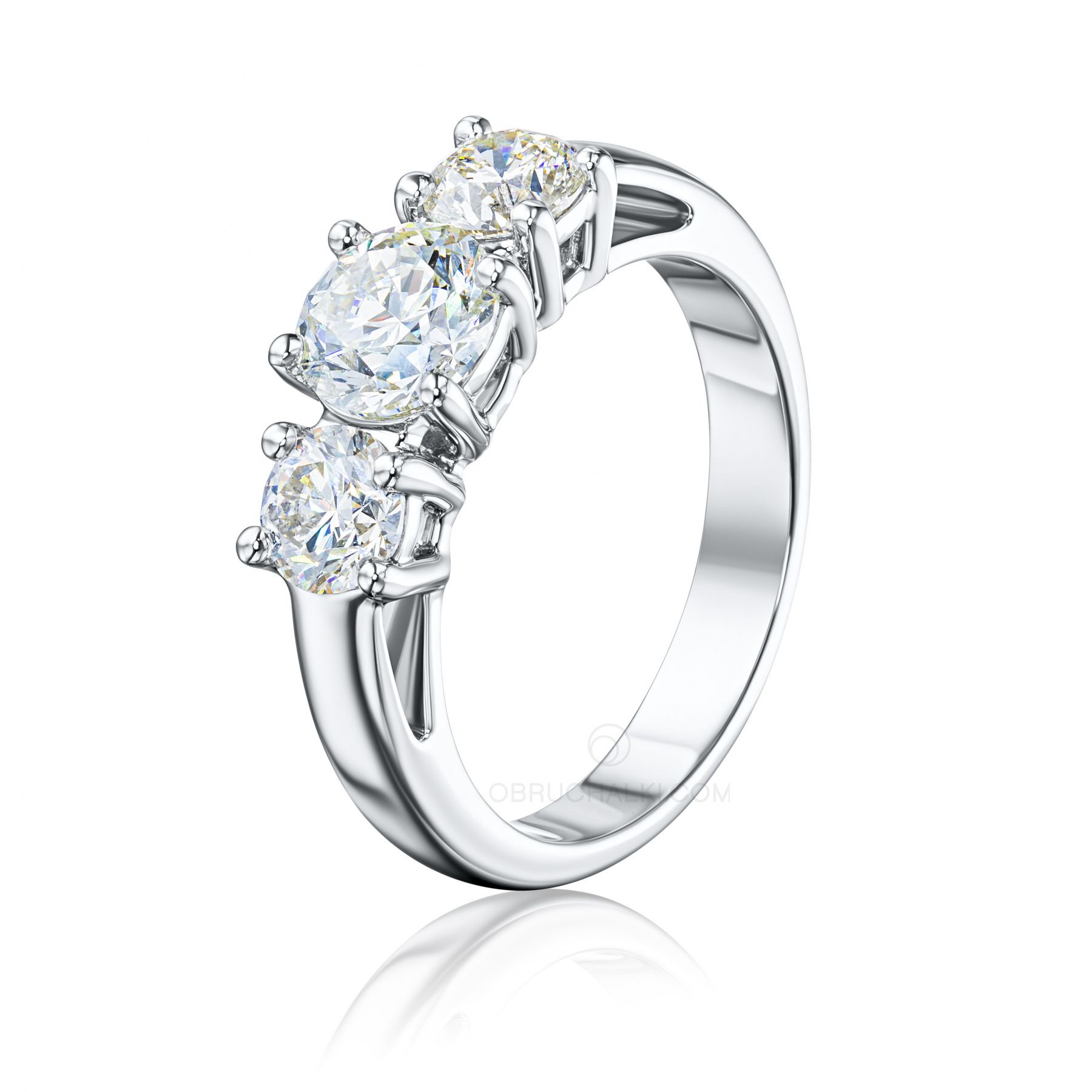 Помолвочное кольцо с тремя крупными бриллиантами