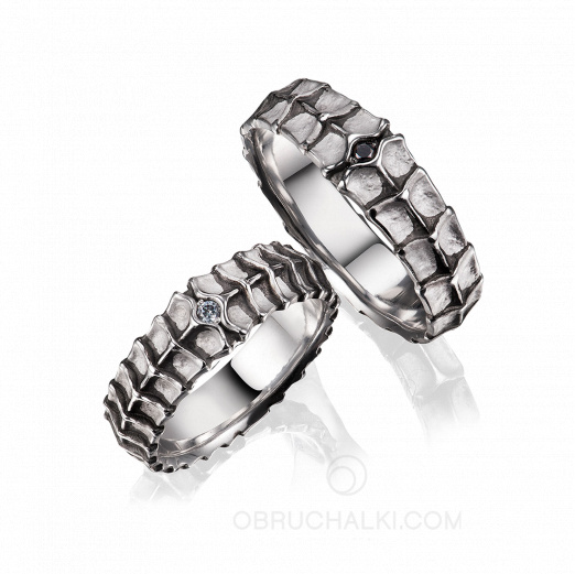 Необычные обручальные кольца с черным бриллиантом REPTILE на заказ фото