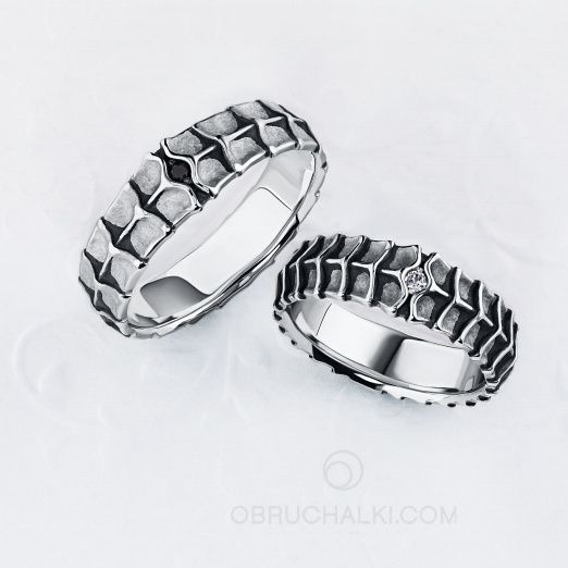 Необычные обручальные кольца с черным бриллиантом REPTILE на заказ фото 3