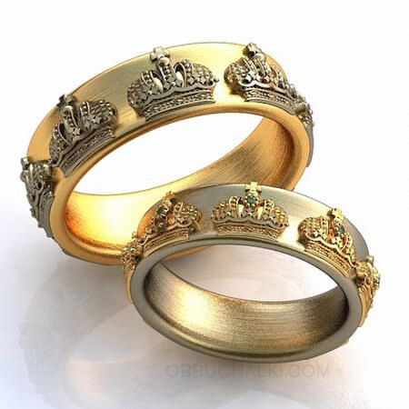 Красивые парные обручальные кольца с коронами комбинированные с изумрудами на заказ фото