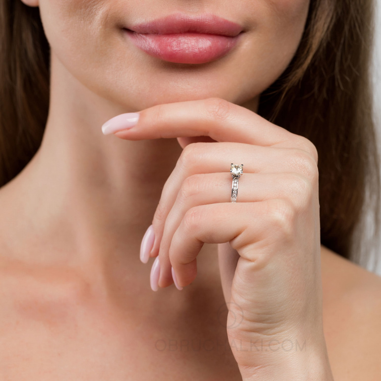 Шикарное помолвочное кольцо с белым бриллиантом MYSTERY CUSHION DIAMOND