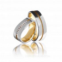 Обручальные комбинированные кольца необычной формы с бриллиантами фото