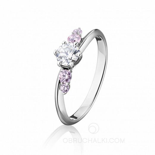 Изящное помолвочное кольцо с бриллиантом и розовыми сапфирами на заказ фото