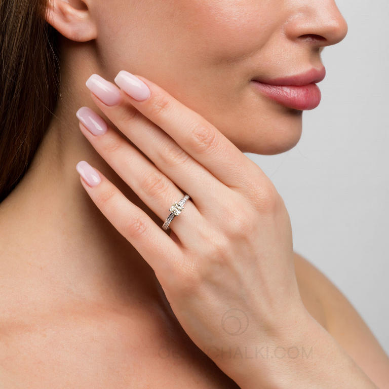 Шикарное помолвочное кольцо с белым бриллиантом MYSTERY CUSHION DIAMOND