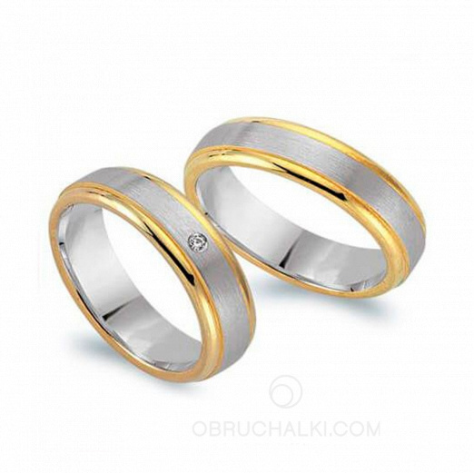 Оригинальные обручальные кольца с одним бриллиантом комбинированные на заказ фото