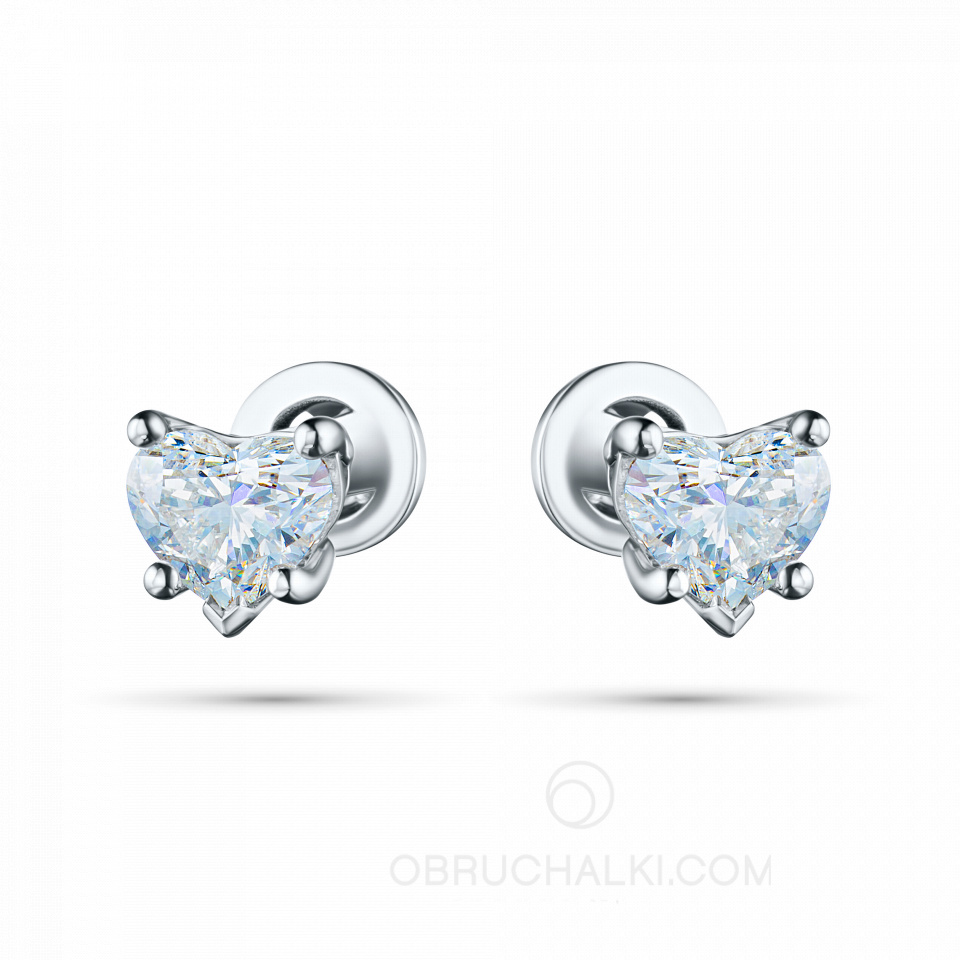 Серьги пусеты с бриллиантами в виде сердца LOVE ARROW