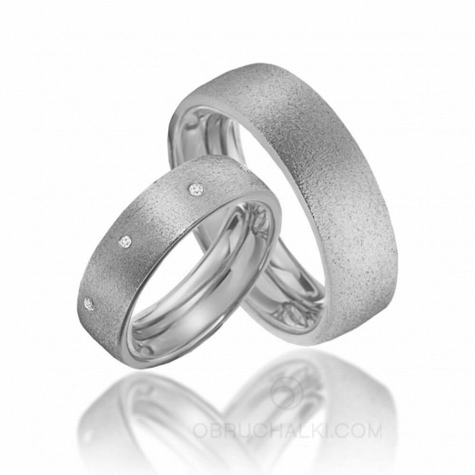 Стильные матовые обручальные кольца со вставкой бриллиантов на заказ фото 2
