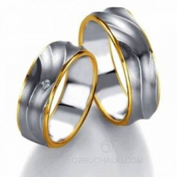 Широкие свадебные комбинированные кольца с дизайнерской поверхностью и бриллиантом  фото
