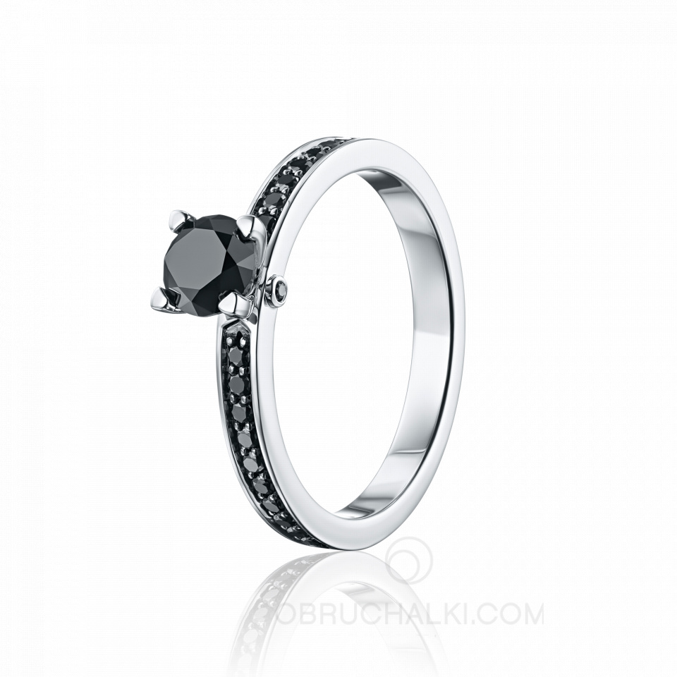 Помолвочное кольцо с черным круглым бриллиантом и дорожкой из черных бриллиантов  