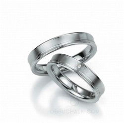 Парные свадебные кольца с гравированными линиями и бриллиантом  фото
