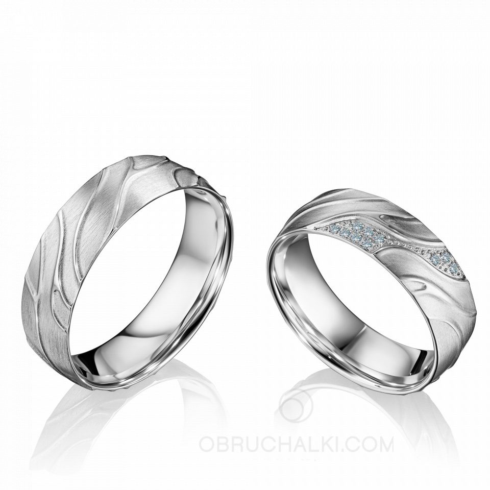 Матовые обручальные кольца с рельефной поверхностью и бриллиантами INTERPLAY